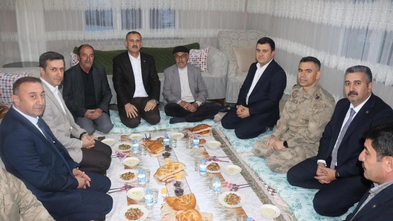 Vali Bozkurt, Patnos Akyemiş'te çiftçi ailenin sofrasına konuk oldu