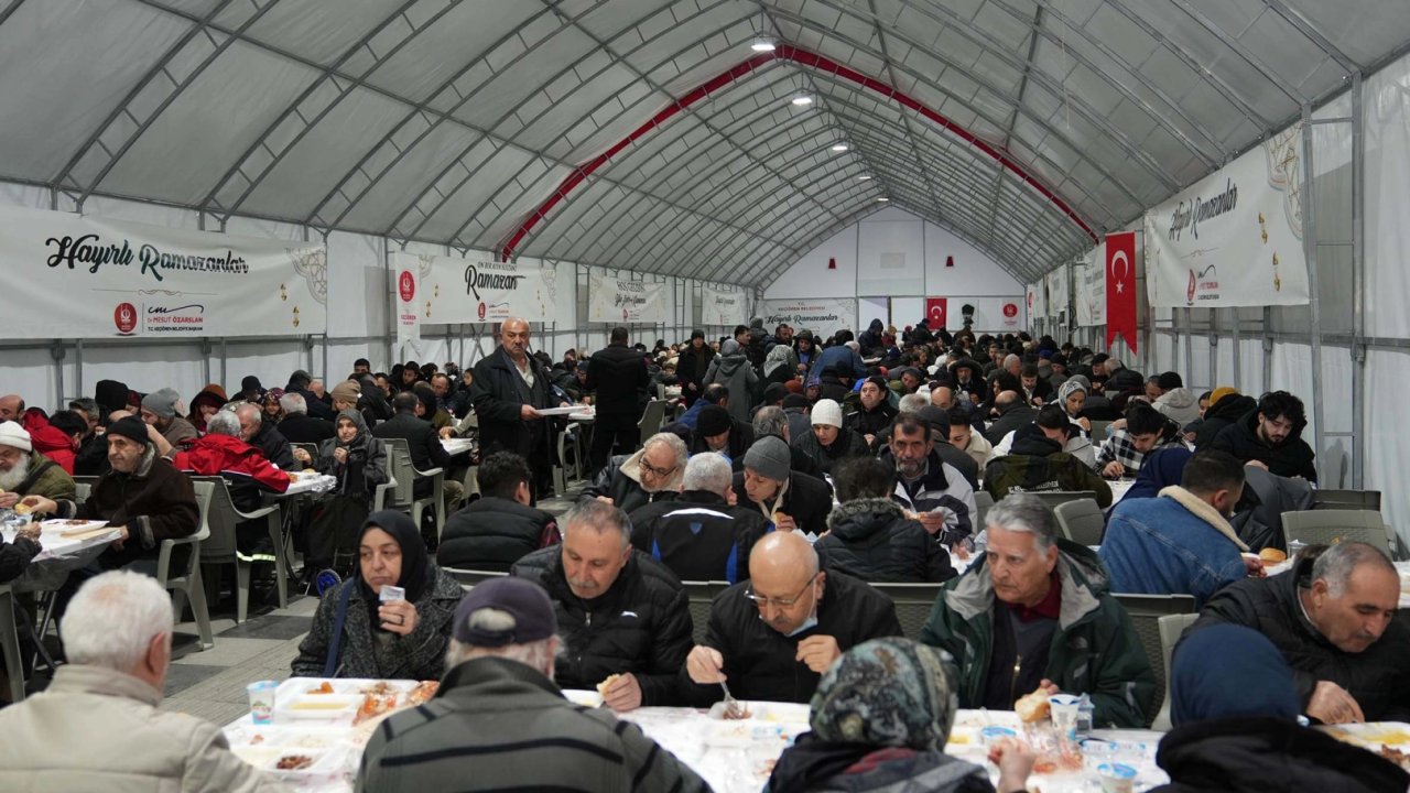 450 bin kişi iftar sofrasında buluştu