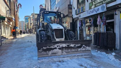 Ağrı'da karla mücadele sürüyor