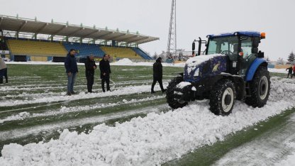 Ağrı’da müdür traktörle sahaya indi