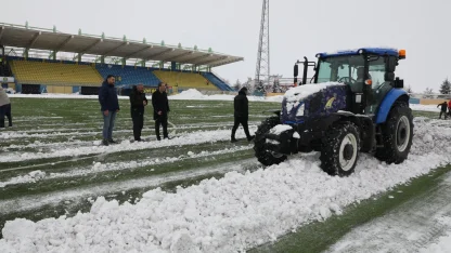 Ağrı’da müdür traktörle sahaya indi