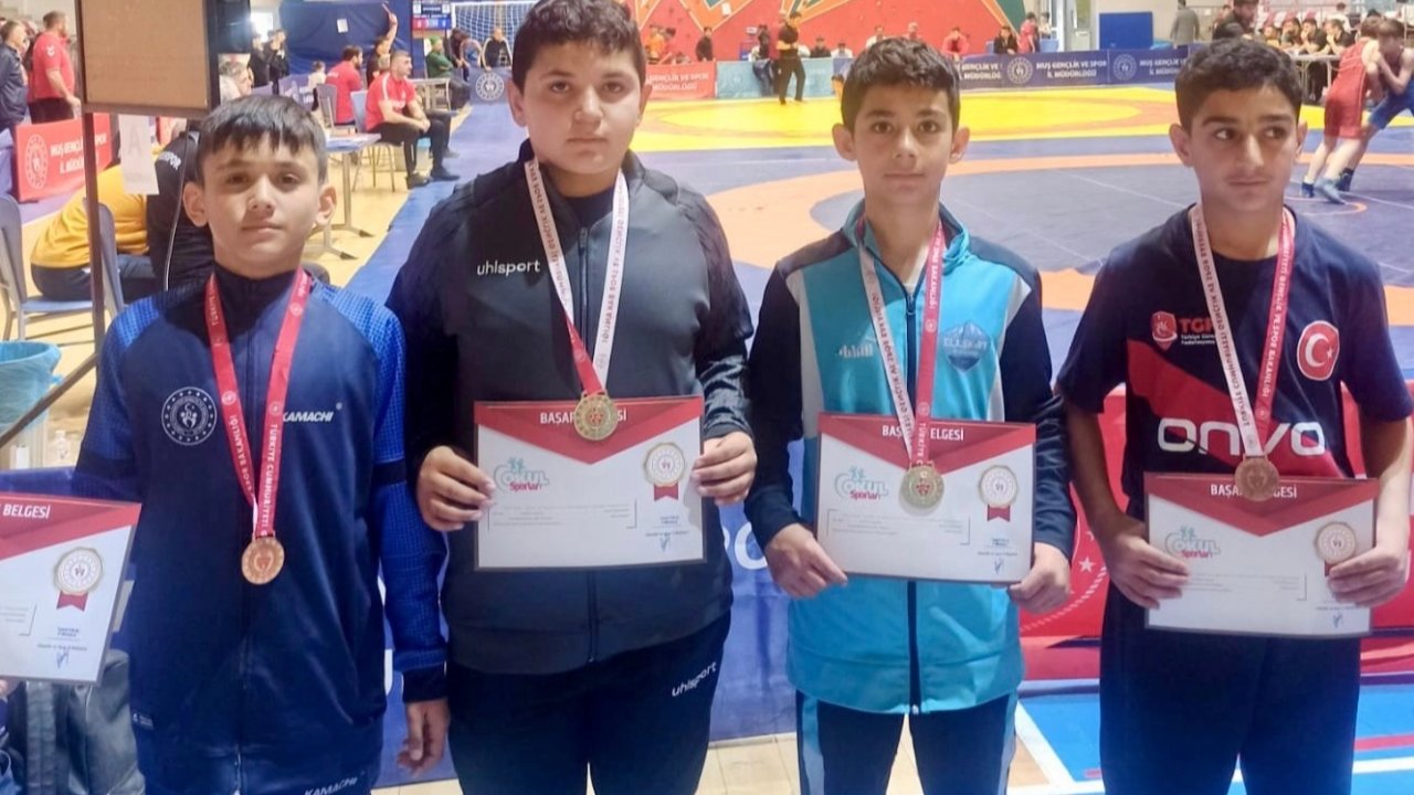 Ağrılı genç güreşçiler Muş’ta zirve yaptı