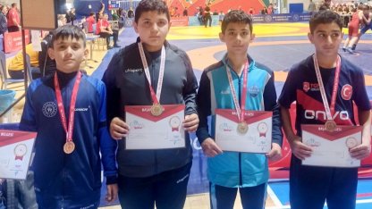 Ağrılı genç güreşçiler Muş’ta zirve yaptı