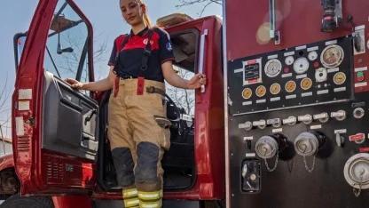 Alevlere meydan okuyan kadın... İzmir'de cesaretiyle örnek