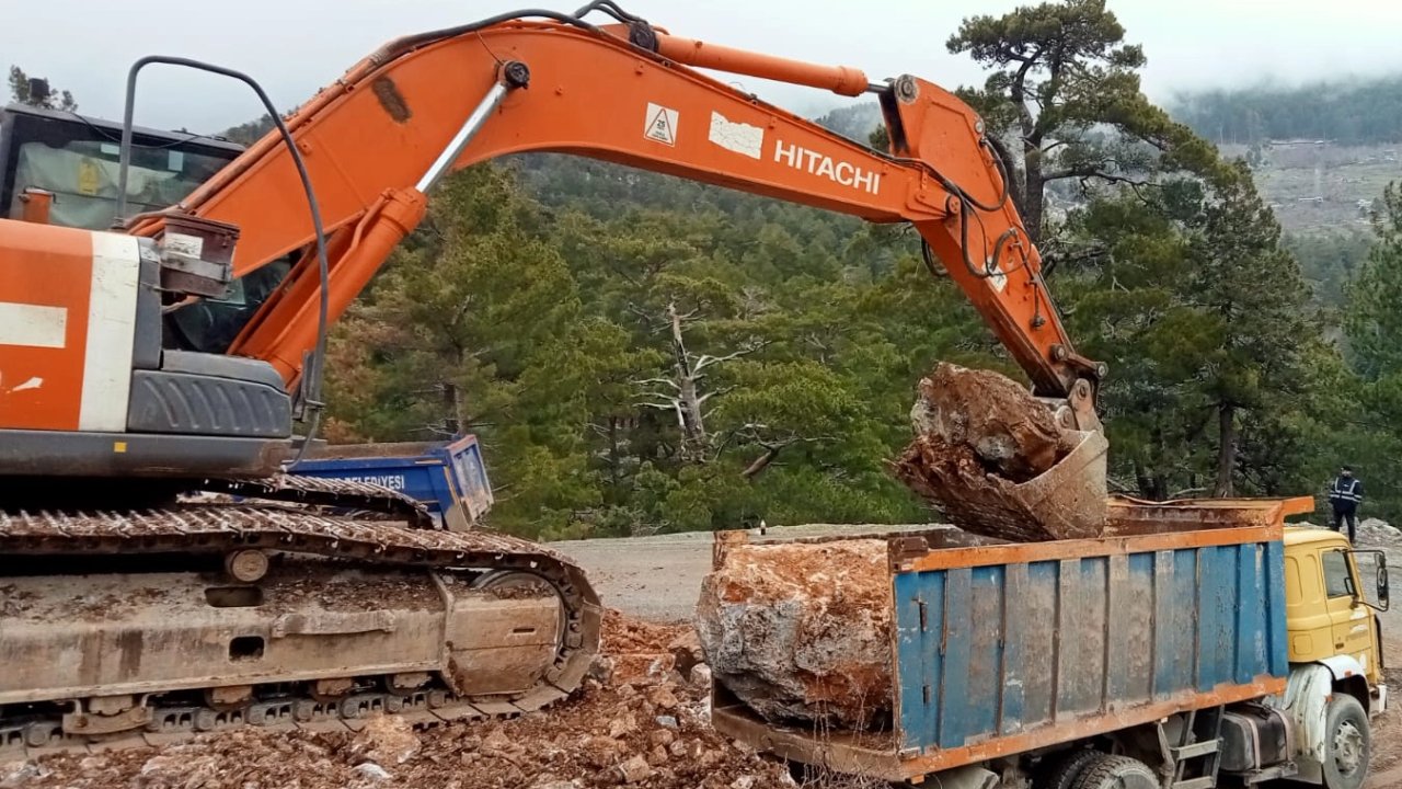 Antalya Büyükşehir’den Alanya’da yol onarımı