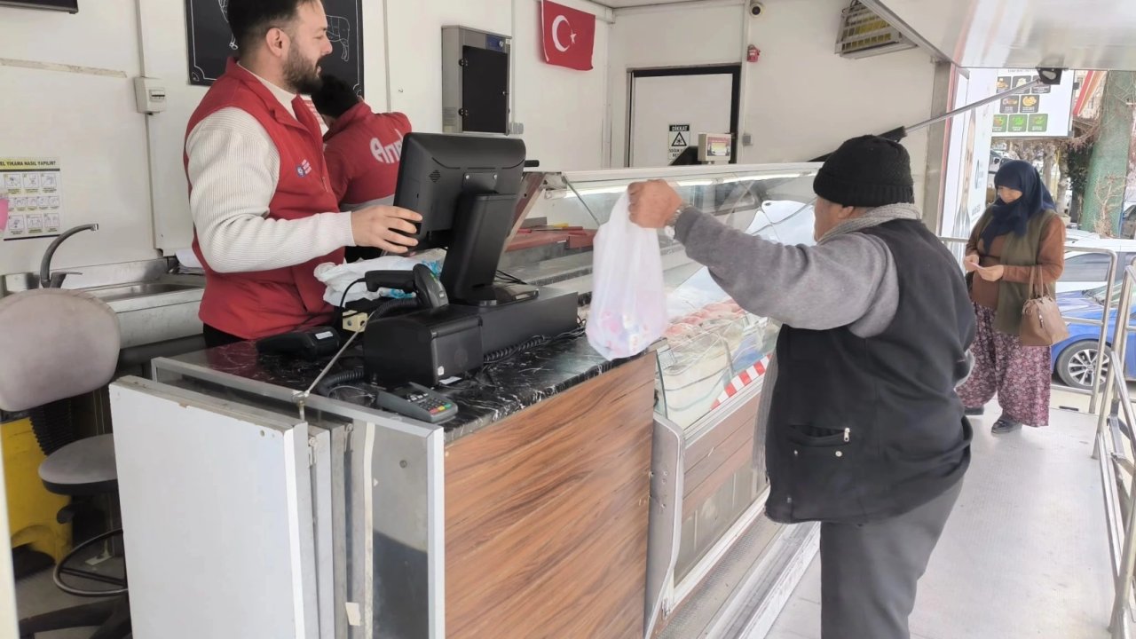 Antalya Halk Et Mobil Satış Tırı’na ilçelerde yoğun ilgi
