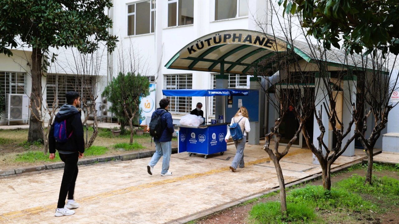 Antalya'da gençlere sınav haftası boyunca sıcak çorba ikramı