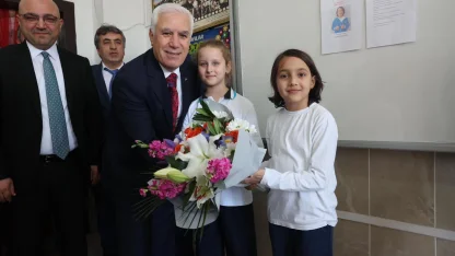 Arkadaşlarına söz verdi, Başkan Bozbey’i sınıfa getirdi