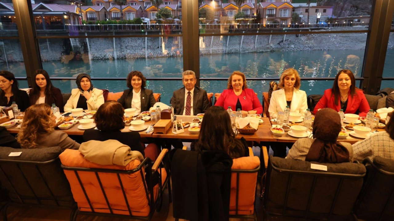 Artvin Valisi Ergün kadın personellerle iftarda buluştu