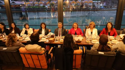 Artvin Valisi Ergün kadın personellerle iftarda buluştu