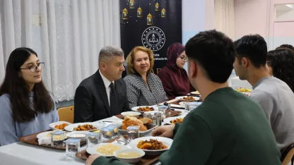 Artvin Valisi Ergün, lise öğrencileriyle iftarda buluştu