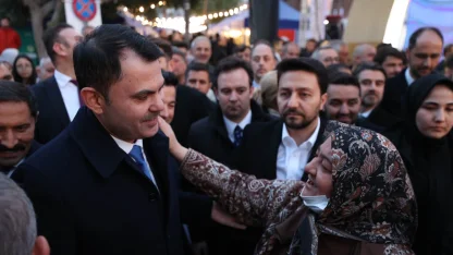 Bakan Kurum sokak iftarında