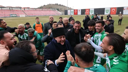 Başkan Özarslan Bağlumspor’a tribünden destek verdi