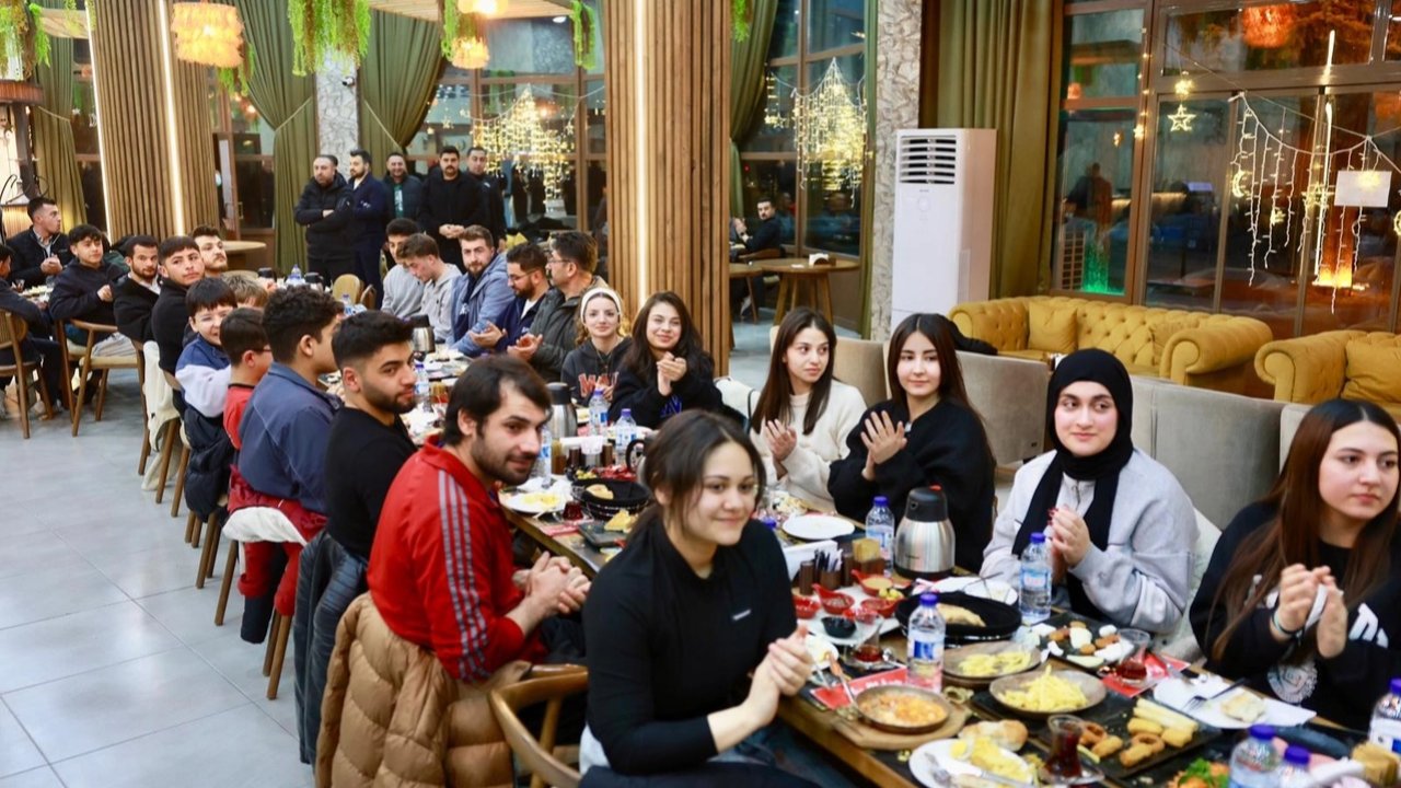 Başkan Rasim Arı Nevşehirli sporcularla sahurda buluştu