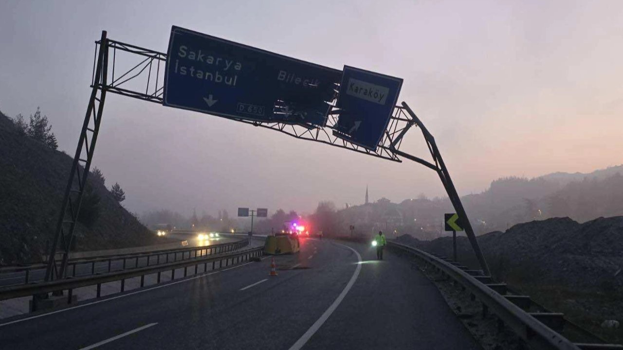 Bilecik Pazaryeri'nde trafikte dikkatsizlik! Açılan damper tabelayı devirdi