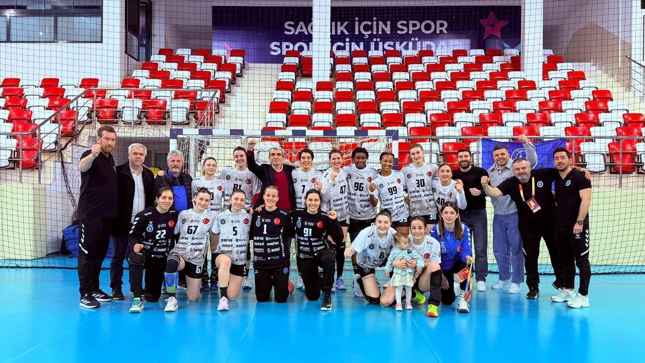 Bursa Büyükşehirli kadın henbolcular zirvede tek başına