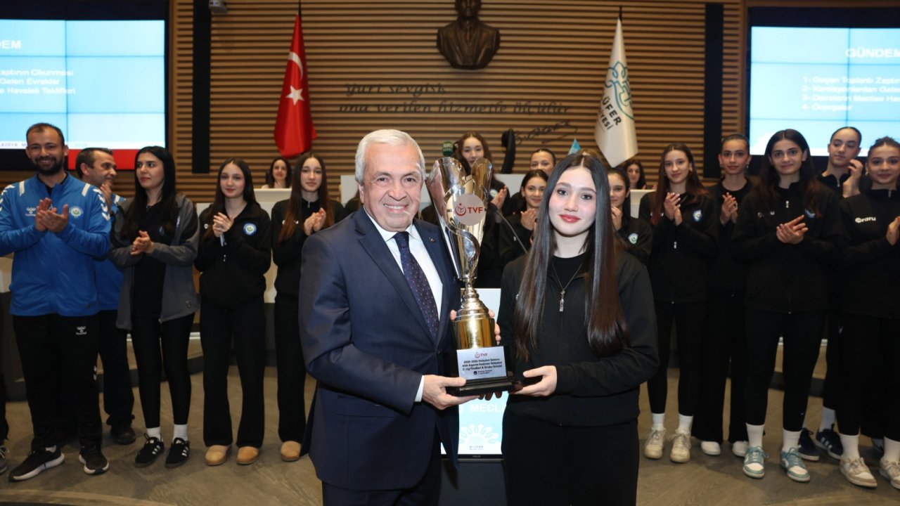 Bursa Nilüfer’in genç sporcuları başarılarını mecliste paylaştı