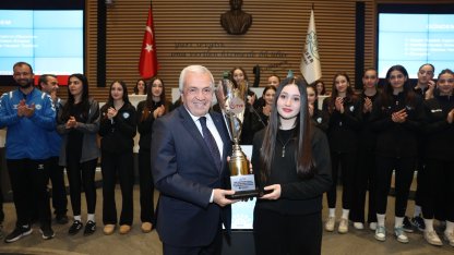 Bursa Nilüfer’in genç sporcuları başarılarını mecliste paylaştı