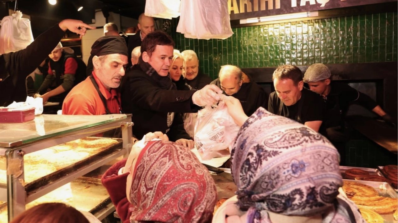 Bursa Osmangazi'de Başkan Aydın'dan Abdal Meydanı'nda sahur ikramı