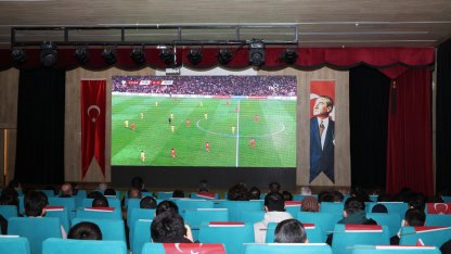 Bursa Osmangazi’de dev ekranda milli coşku