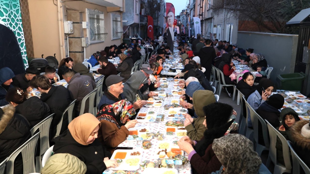 Bursa Osmangazi'de iftar sofrası dolup taştı