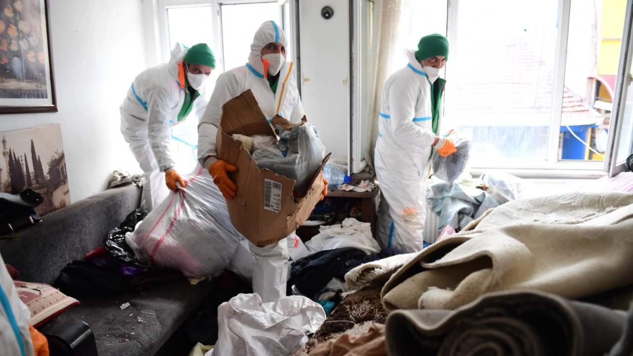 Bursa Osmangazi'den Kayıhan'daki çöp eve müdahale