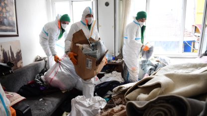 Bursa Osmangazi'den Kayıhan'daki çöp eve müdahale