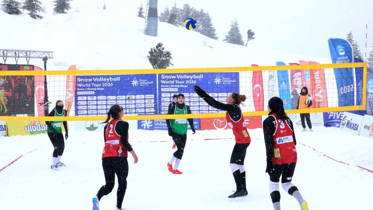 Bursa Osmangazi’den Uludağ’da nefes kesen kar voleybolu şöleni