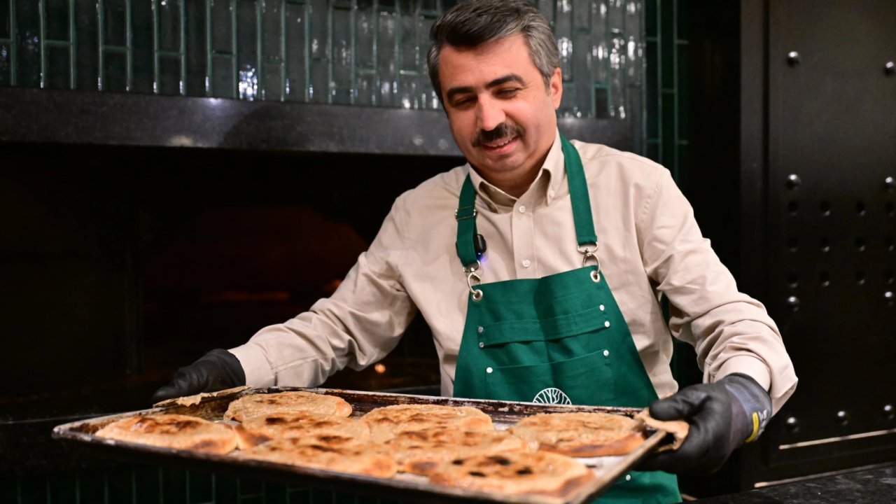 Bursa Yıldırım'da Başkan Yılmaz önce pişirdi, sonra ikram etti