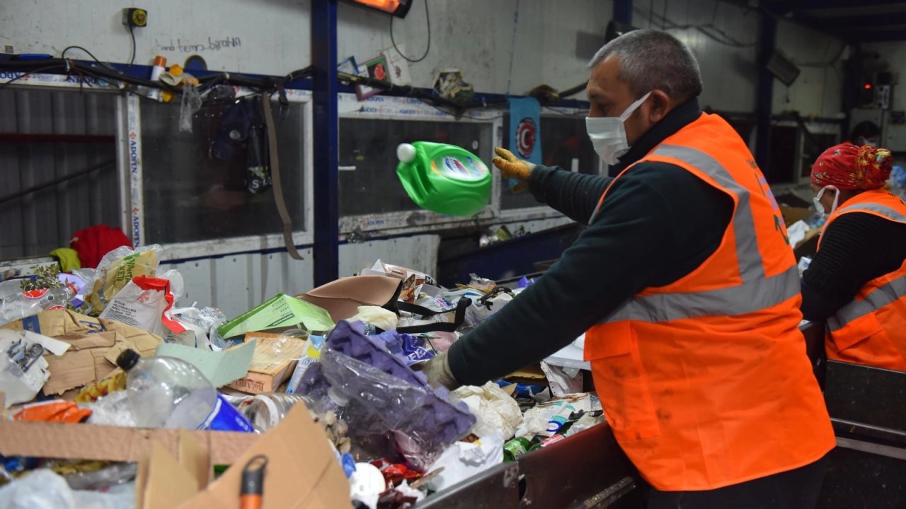 Bursa Yıldırım'da geri dönüşüm her ay 5 bin ağacı kurtarıyor