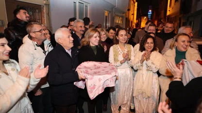 Bursa'da Başkan Bozbey sahurda Arnavut böreği ve tatlı topladı