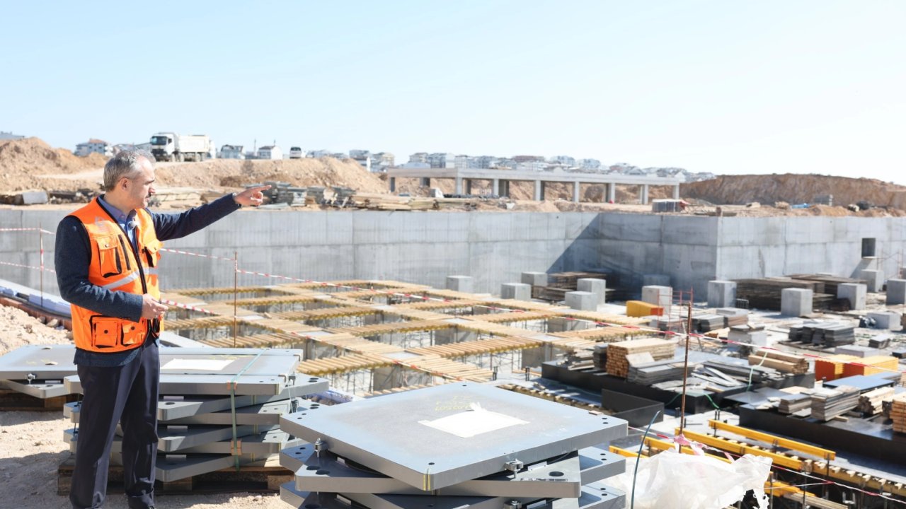 Çayırova Devlet'e deprem izolatörleri monte ediliyor