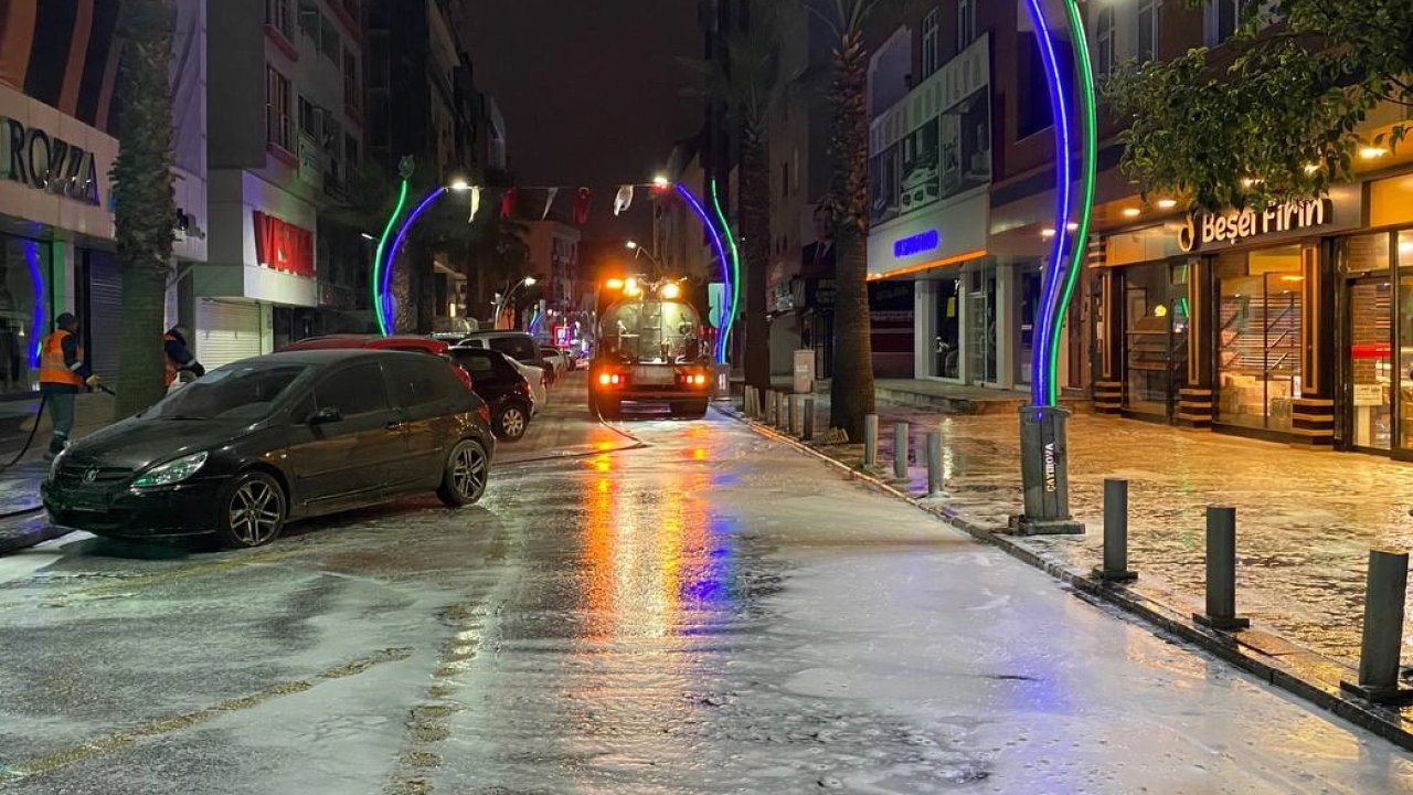 Çayırova'da caddelerde bayram temizliği