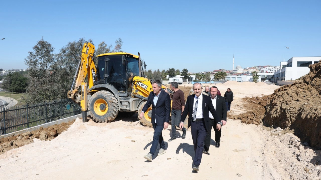 Çayırova'da Kent Park ve Fatih Sultan Mehmet Parkı'ndaki revizyon çalışmalarına yakın mercek
