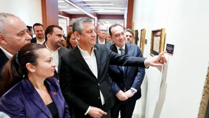 CHP lideri Özel “Sarışın Bir Kurt” sergisini gezdi