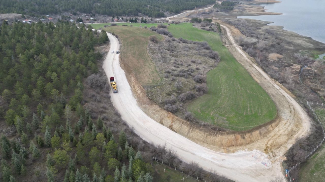 Çorum Çomar Barajı’nda yol genişletme çalışmaları sürüyor