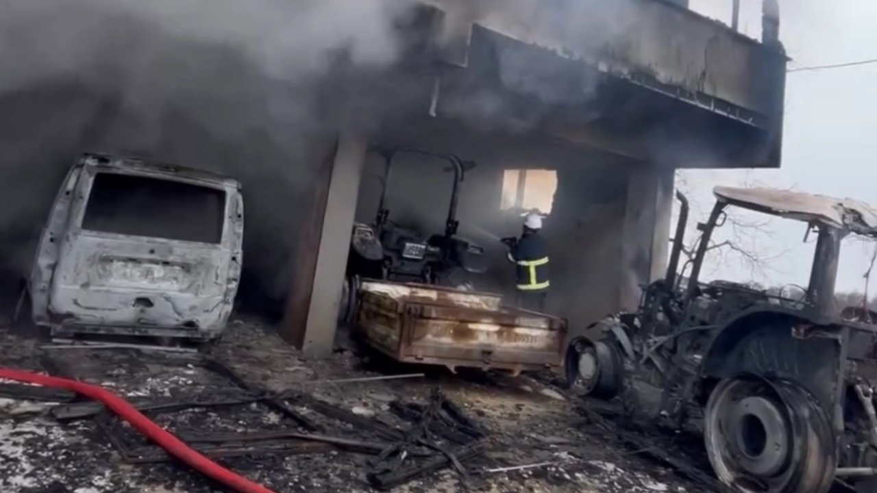 Düzce'de garaj yangınında 6 araç kullanılamaz hale geldi