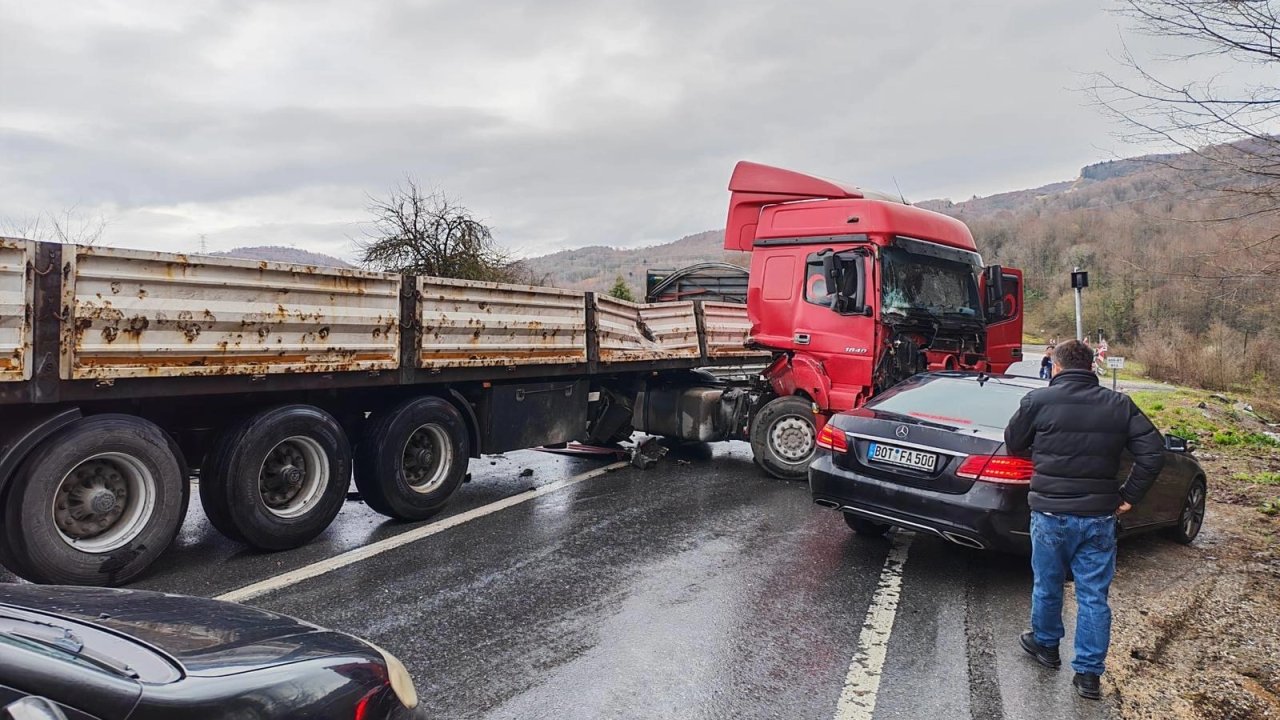 Düzce’de yağışlı hava kaza getirdi!