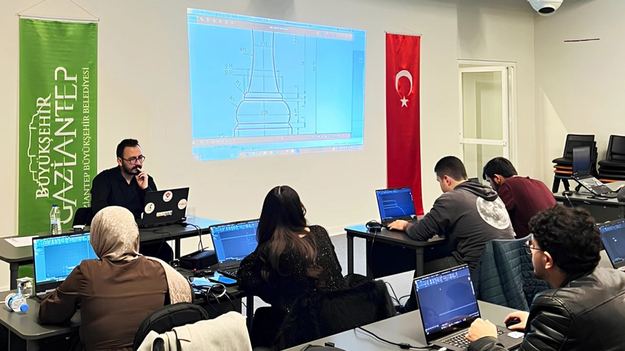 Gaziantep'te gençler iftardan sahura teknolojiyle buluşuyor