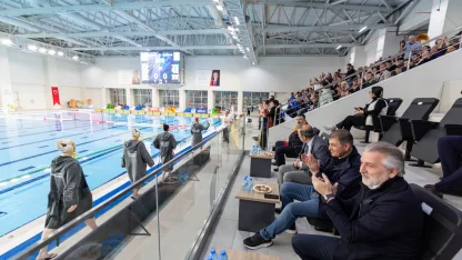 Göztepe’nin Avrupa zaferine Başkan Tugay da eşlik etti