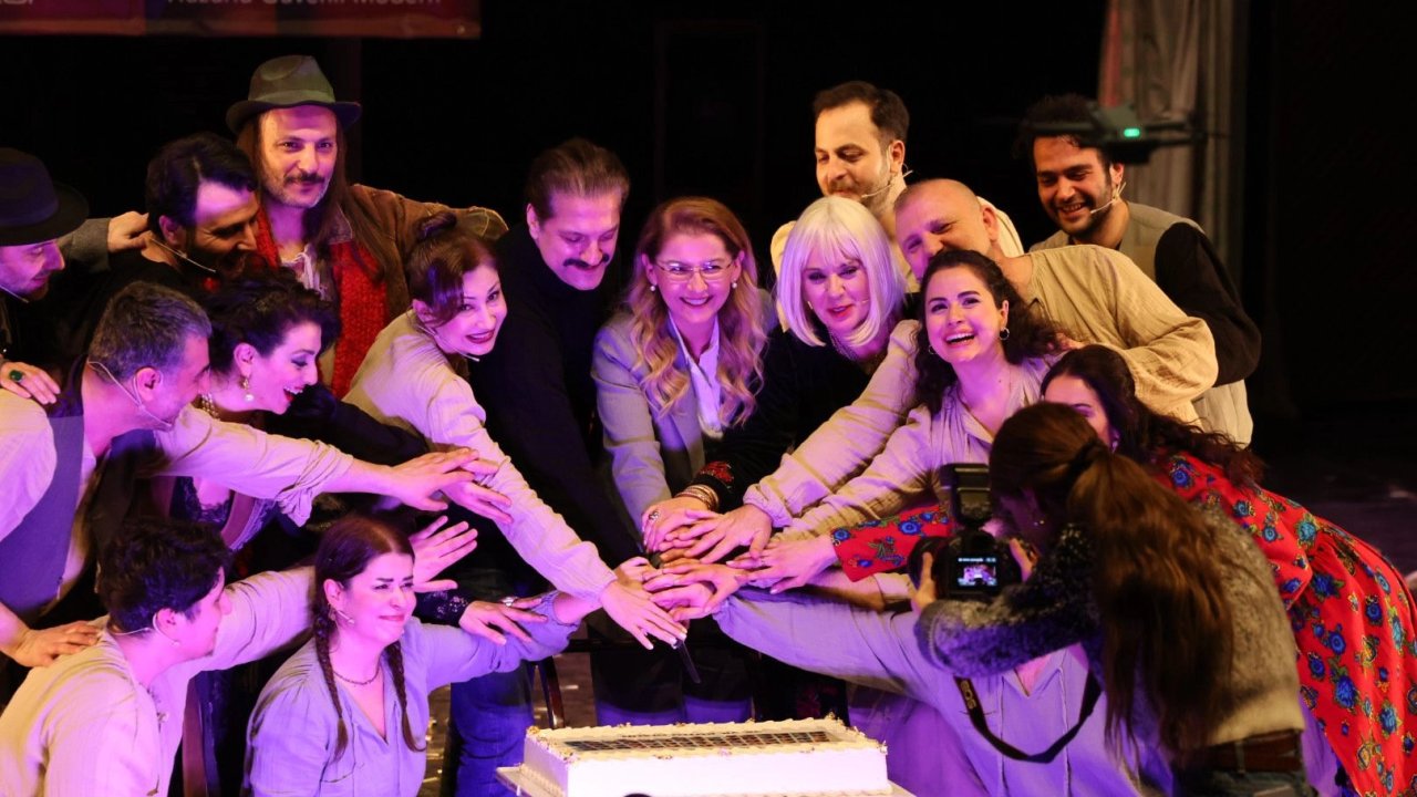 İstanbul Bakırköy'de sahne çiçek bahçesine dönüştü