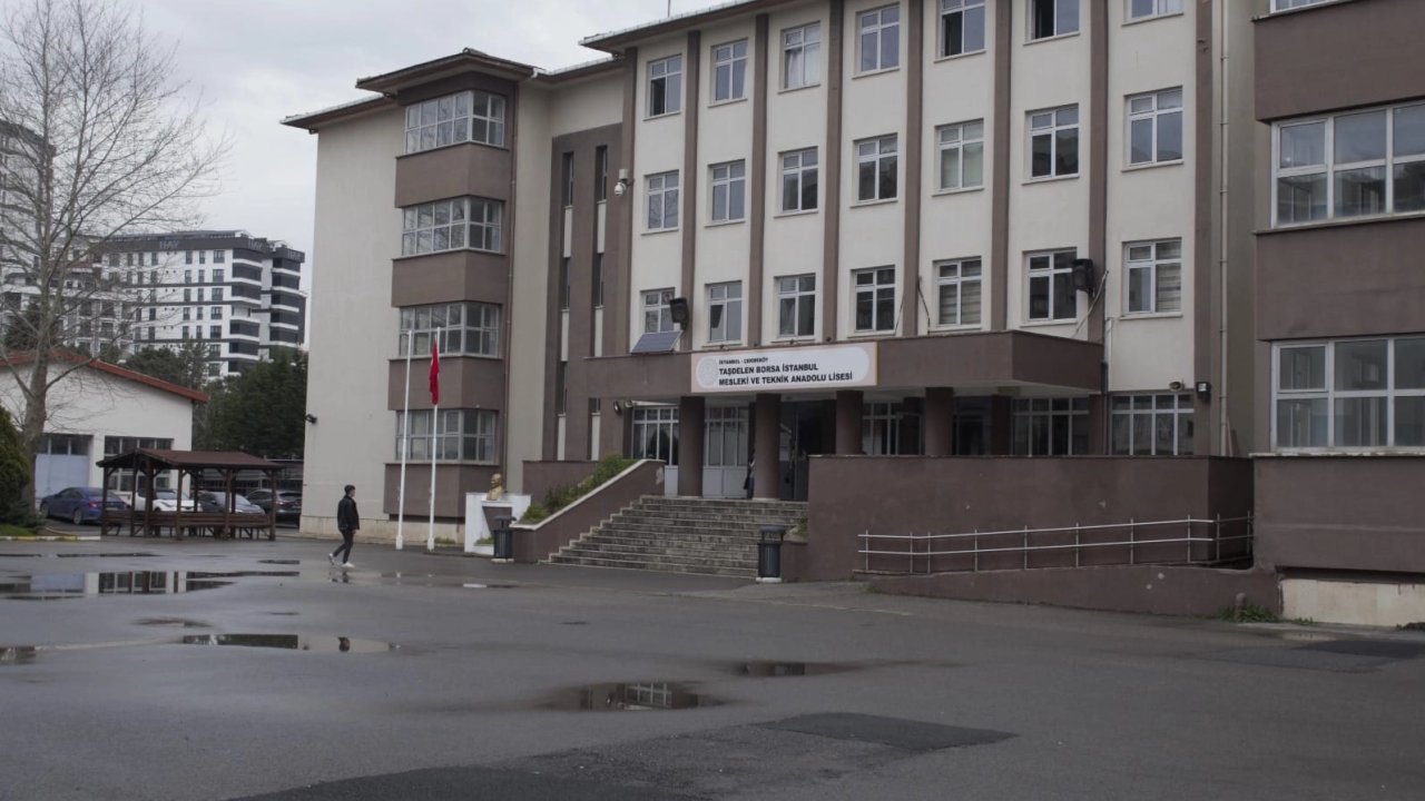 İstanbul Çekmeköy'de lisede bıçaklı saldırı! 2 öğretmen ve 1 öğrenci yaralandı