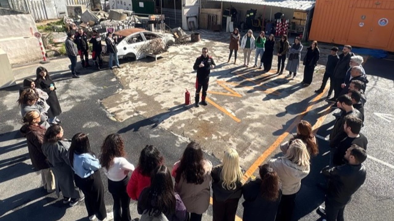 İstanbul Maltepe'de öğretmenlere yangın müdahale eğitimi verildi