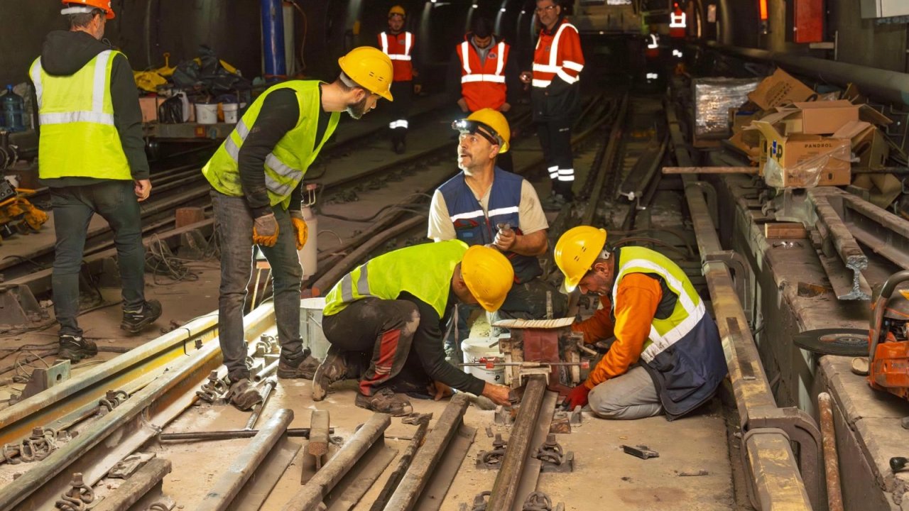 İzmir Bornova’da metro hattında raylar yenileniyor