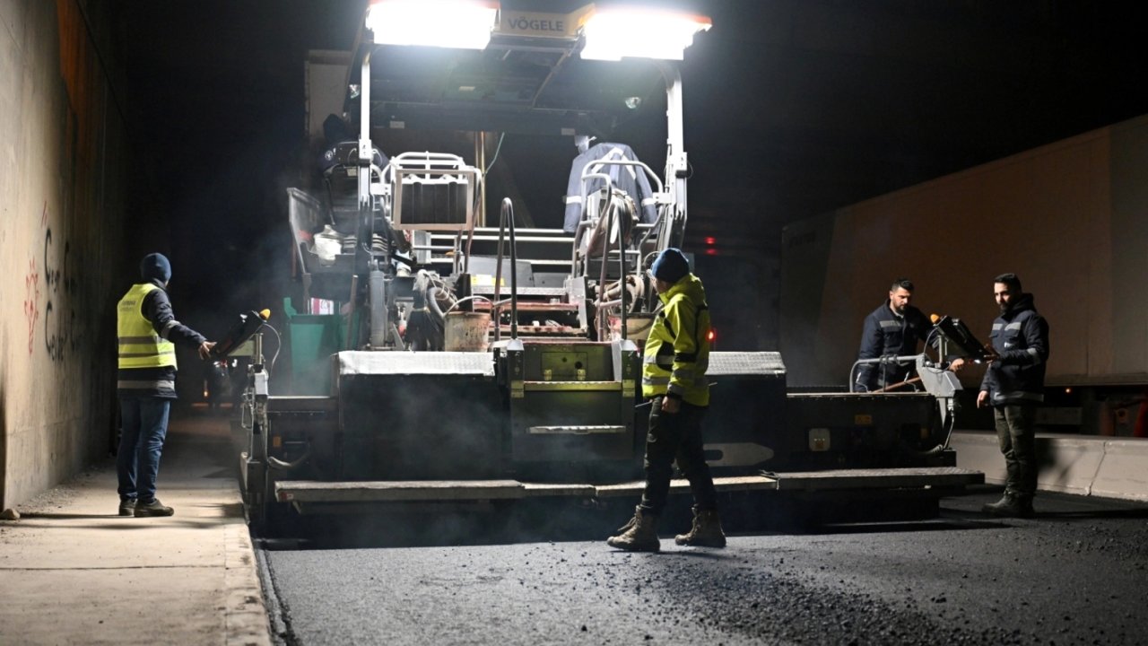 İzmir Bornova'da yağmur sonrası asfalt serimi başladı