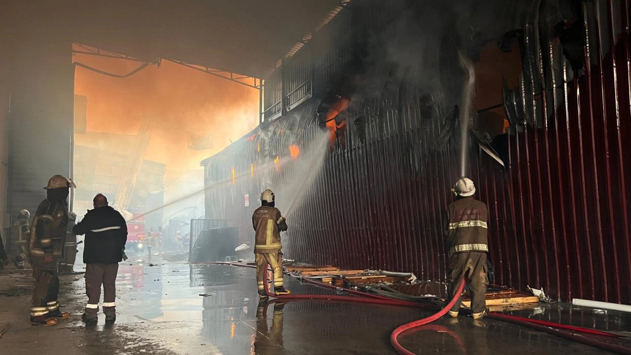 İzmir Buca’da sanayi yangını: 7 iş yeri zarar gördü