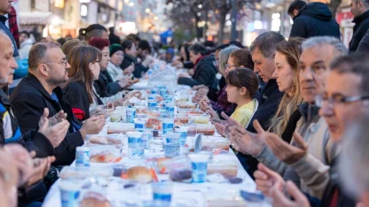 İzmir Büyükşehir'in iftar sofrası Kemeraltı'nda kuruldu