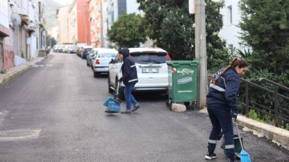 İzmir Karabağlar ‘da temizlik çalışmaları tüm mahallelere yayılıyor