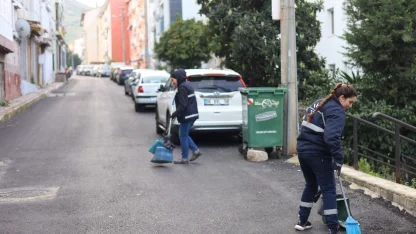 İzmir Karabağlar ‘da temizlik çalışmaları tüm mahallelere yayılıyor
