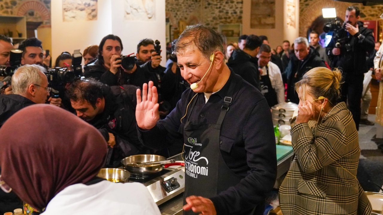 İzmir'de Başkan Tugay önlüğü giyip, mutfağa girdi... Yemekler Başkan Tugay'dan